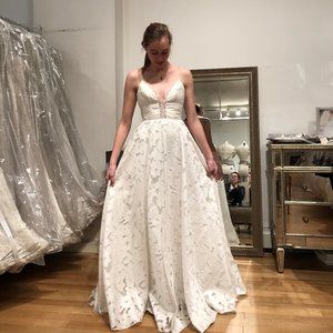Unworn Truvelle Meredith Wedding Dress